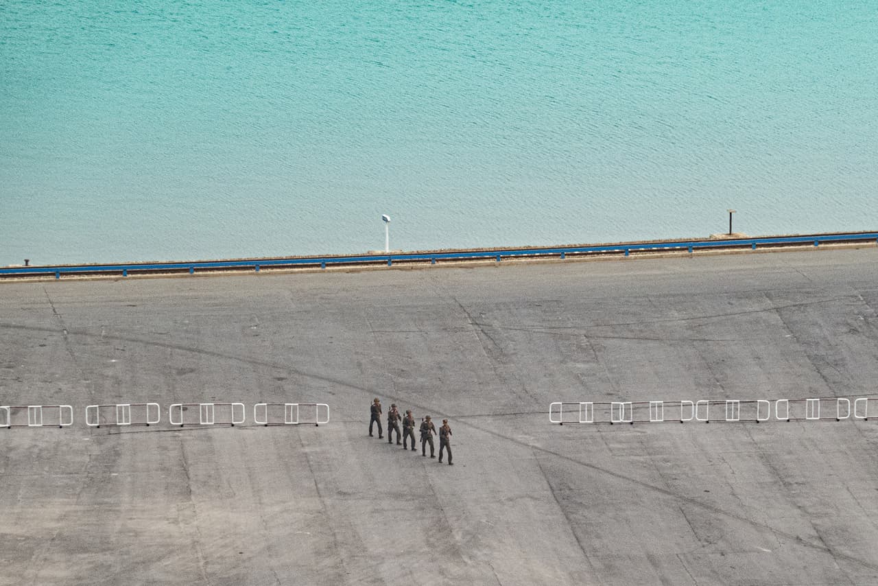 Patrullaje militar en la ‘barrera de la costa oeste’, a unas 40 millas al suroeste de Pyongyang en el mar Amarillo.
<br>
<br>“Corea del Norte es particularmente interesante porque es un lugar que está completamente aislado del mundo exterior. Como las Galápagos, con su ecosistema único Corea del Norte ha desarrollado su propia cultura a lo largo de los años”, explica Lau en la introducción del libro.
<br>