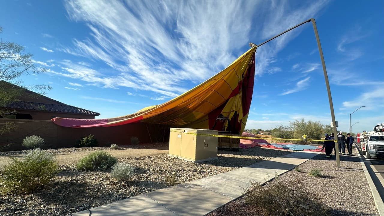 El Departamento de Bomberos de Phoenix confirmó que el globo aerostático se desplomó al norte de la ciudad, cerca de 22nd Avenue y Dove Valley, la mañana de este jueves.
