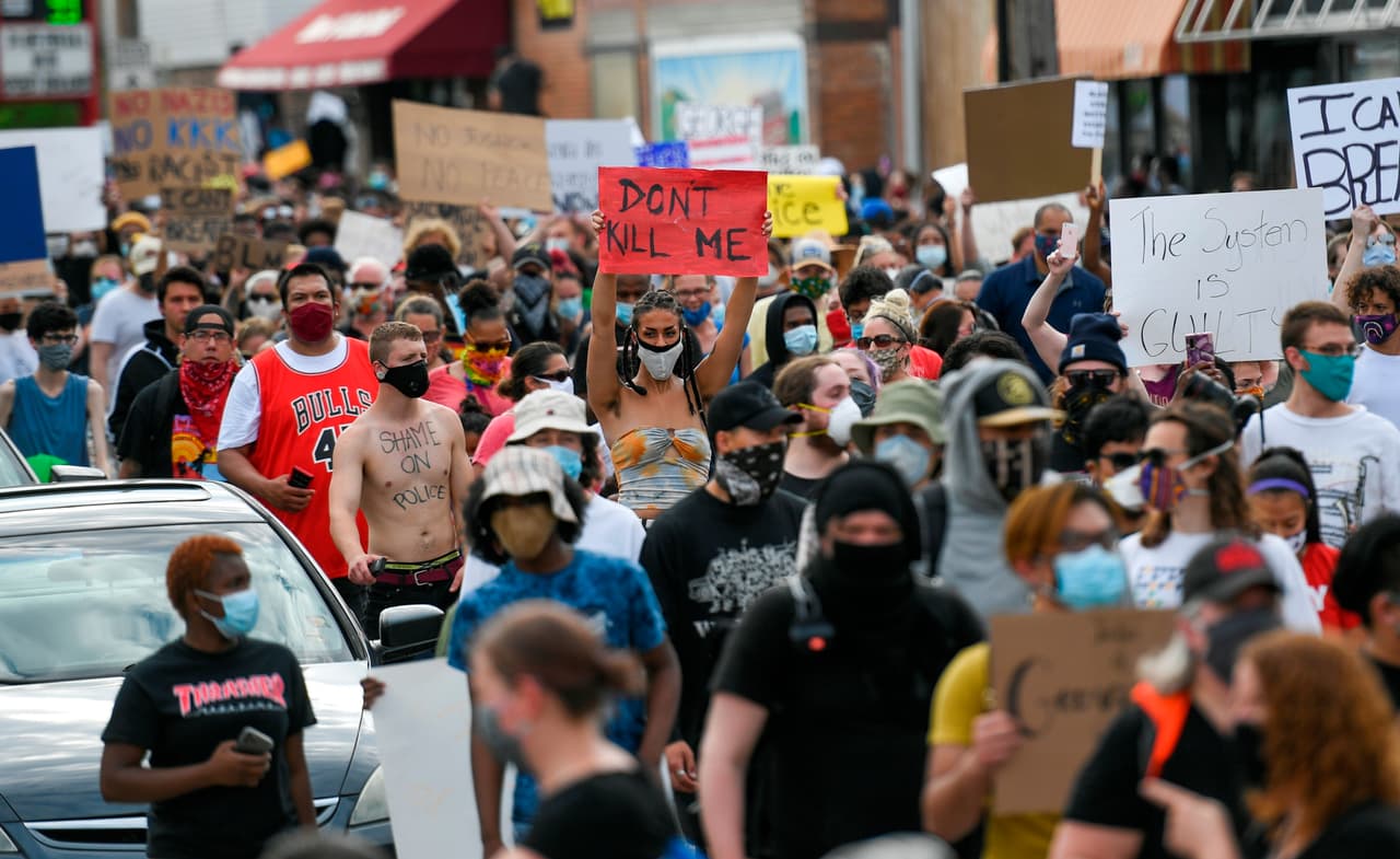 <b>“No me mates”</b>, uno de los mensajes recurrentes en la manifestación, que comenzó en el lugar donde ocurrió el incidente. Cuatro agentes de la policía de Minneapolis involucrados en el arresto de Floyd fueron despedidos después de la difusión del video.