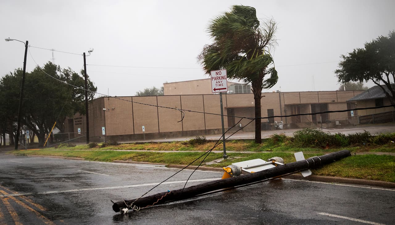 Un poste de electricidad derrumbado en una calle en Corpus Christi.