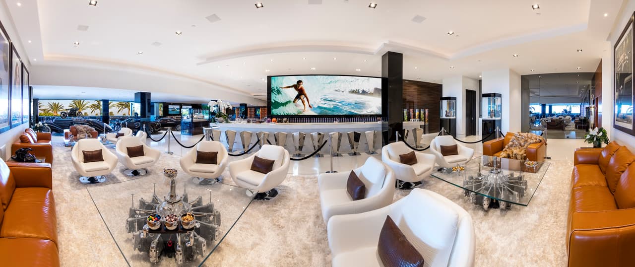 La casa es el proyecto más ambicioso de Bruce Makowsky, un constructor especializado en viviendas de lujo que diseñó la propiedad, compró el terreno y empleó 4 años de su vida en terminarlo. Un equipo de 250 personas trabajaron en la obra.