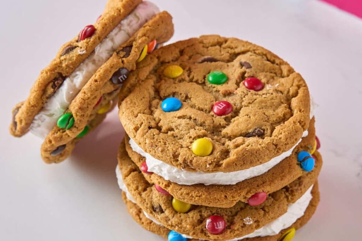 <b>American Great Cookies</b>
<br>🍪Regalarán una galleta a los clientes que compren cinco piezas en las sucursales físicas.
<br>📍Lista completa de ubicaciones. https://www.greatamericancookies.com/locations/
