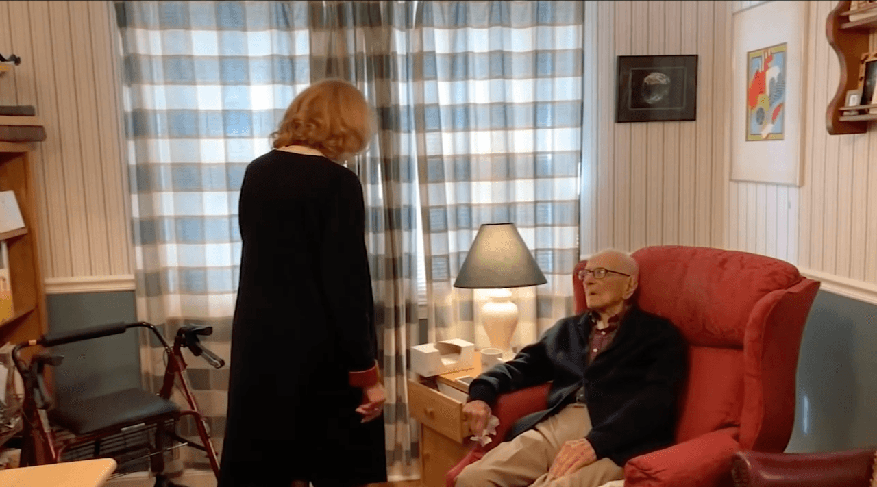 Criada por el héroe de la Segunda Guerra Mundial, Geralee Wood dijo que sabe lo que significa ese hito para su padre. "Sabes, para él, ese es un objetivo que se ha declarado y no se ha dicho durante muchos años".