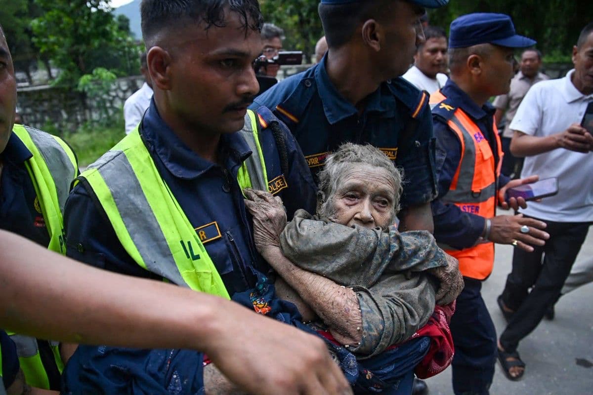 El 26 de agosto de 2026, personal de rescate traslada a una persona afectada por las inundaciones repentinas en Devghat, en el distrito de Nuwakot, Nepal.