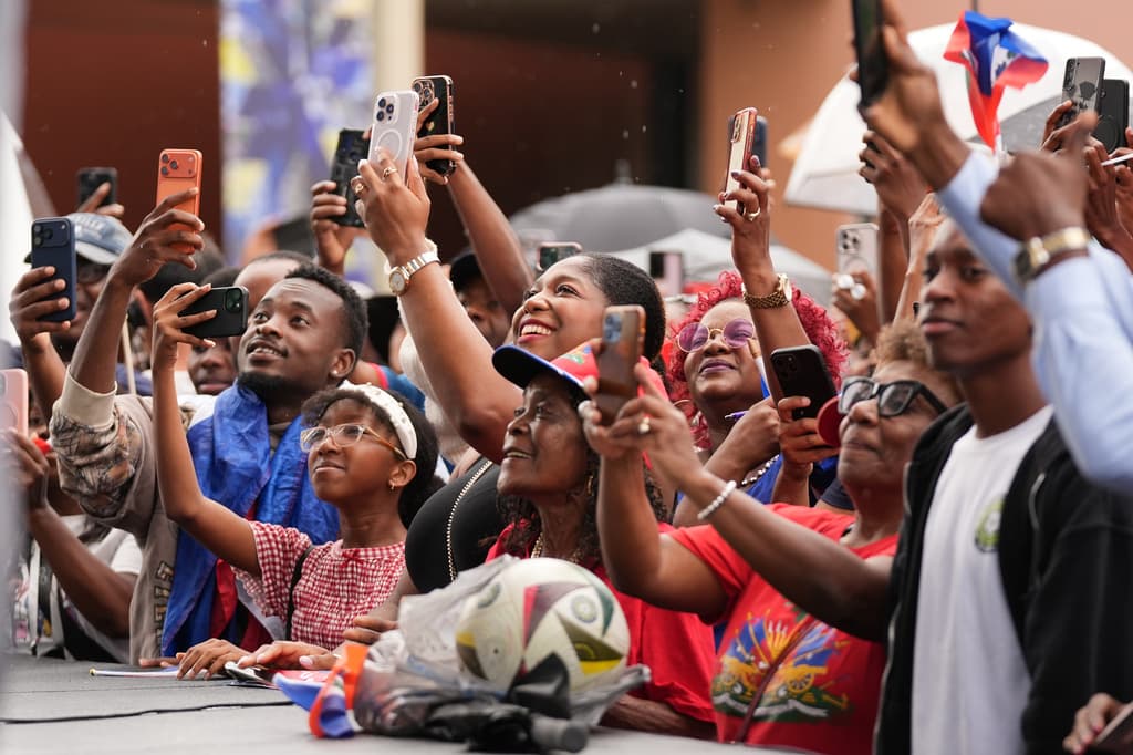 La gente reacciona mientras los jugadores de la selección nacional de fútbol de Haití suben al escenario en un evento del Mes de la Herencia Haitiana, el sábado 30 de mayo de 2026, en North Miami.