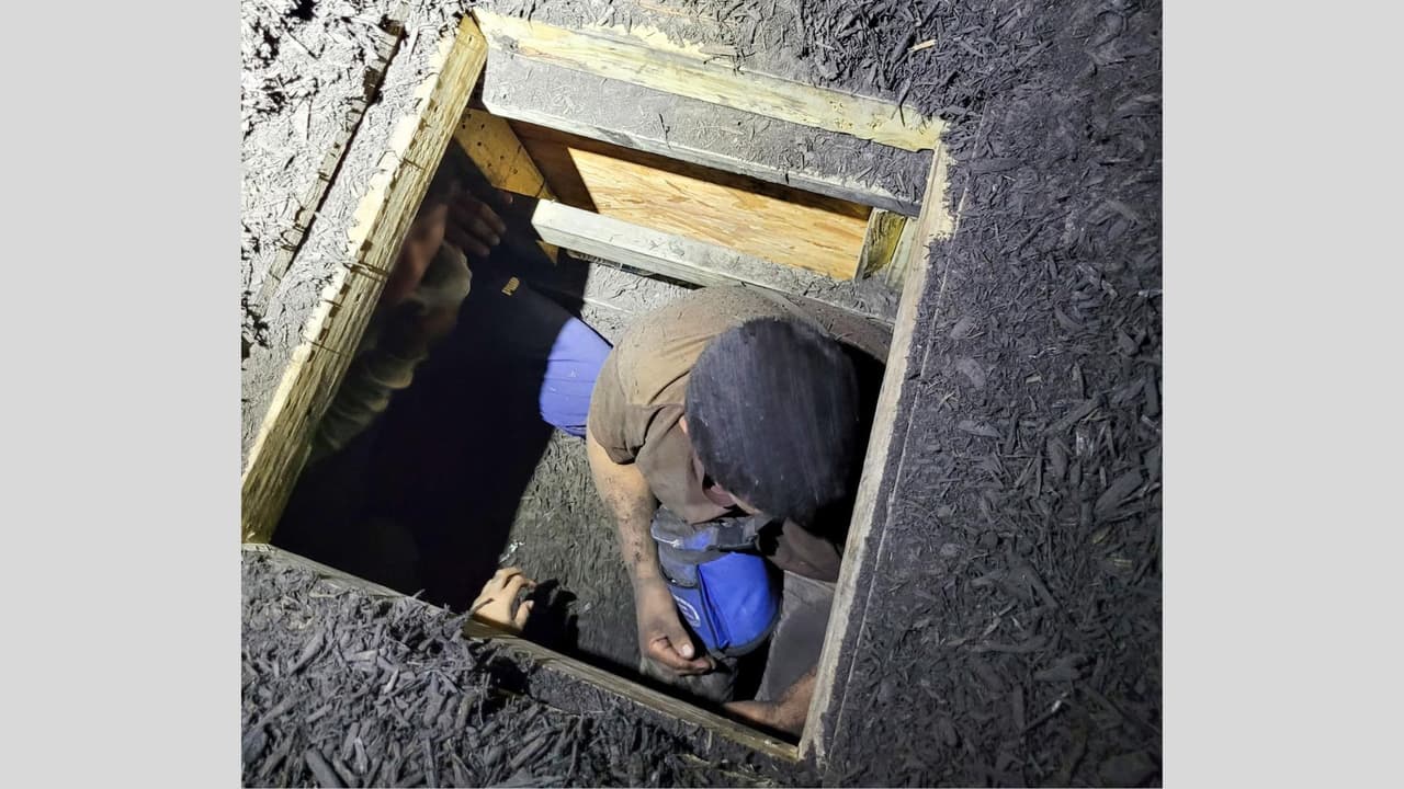 Agentes de la Estación de Cotulla, en colaboración con agentes del Sheriff del Condado Frio, realizaron la parada de tráfico en donde hallaron una montaña de tierra que era trasladada en la parte trasera del camión.