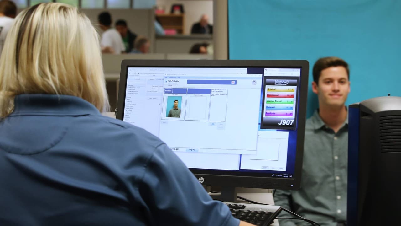 No publiques tu licencia de conducir en las redes sociales, advierte ADOT a jóvenes de Arizona