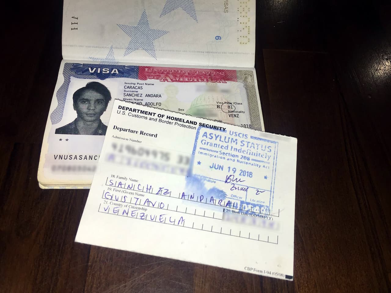 "Por estas razones, me temo que volveré a Venezuela, ya que ya he sufrido malos tratos, amenazas y detenciones arbitrarias, y me temo que si regreso podría sufrir una forma mucho peor de persecución", dijo finalmente Gustavo Sánchez a las autoridades antes de que le aprobaran su estatus de asilado político en Estados Unidos.