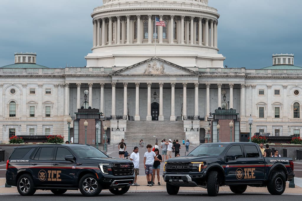Vehículos del Servicio de Inmigración y Control de Aduanas (ICE) están estacionados frente al Capitolio de EEUU el 13 de agosto de 2025 in Washington.