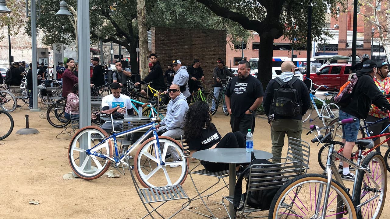 El pasado domingo,
<a href="https://www.univision.com/local/houston-kxln/ciclistas-en-houston-se-movilizan-para-exigir-justicia-por-la-muerte-de-la-pequena-arlene-alvarez-video" target="_blank">ciclistas de Houston</a> se unieron para apoyar a la familia de Arlene y pedalearon desde el centro de Houston hasta el banco donde murió la menor.