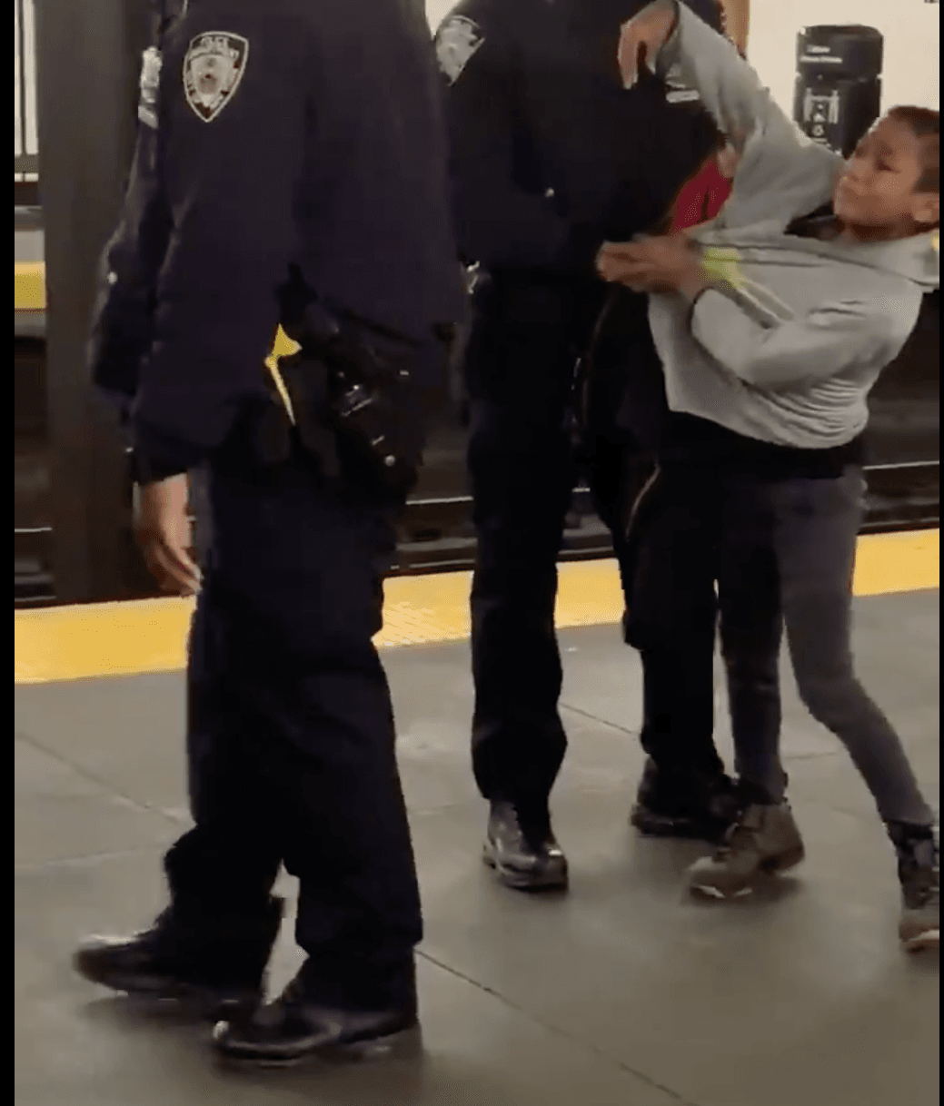 Policía deja en libertad a niño capturado en el metro por vender dulces