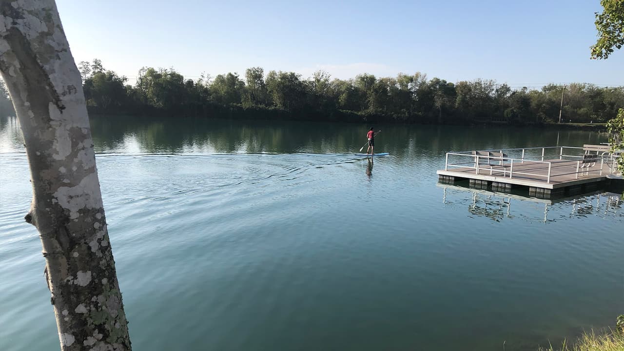 Las personas que practican kayak tienen en el lago de Friendswood un lugar perfecto.