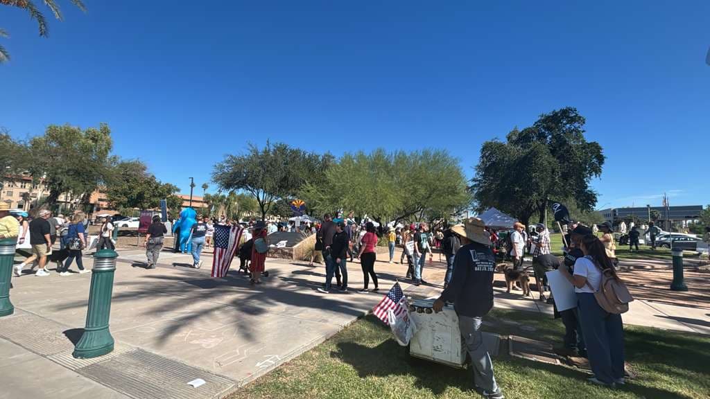 La manifestación en la capital de Arizona tuvo un desarrollo rápido.