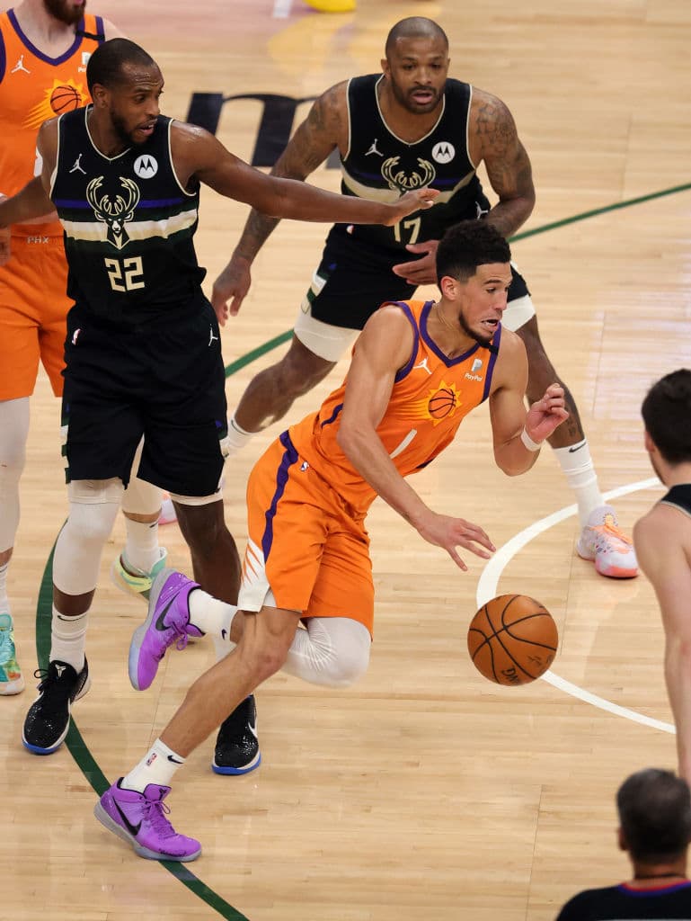 Giannis Antetokoumpo brilla con los Milwaukee Bucks y logran remontar una ventaja de 0-2 para quedar campeones de la NBA. Los Bucks vencieron a los Suns 98-105 en el sexto juego de las Finales.
