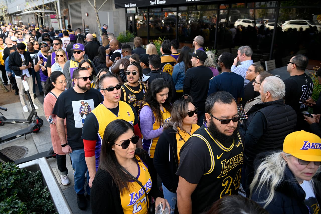 Decenas de miles de personas hicieron fila para entrar al Staples Center de Los Ángeles, donde se realiza la despedida a 'La Mamba Negra', como también era conocido el basquetbolista Kobe Bryant.