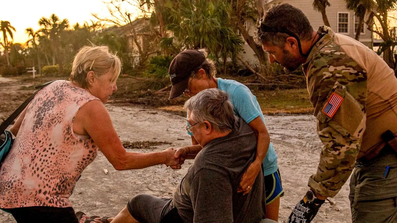 Rescatistas ayudan a residentes de Florida durante el huracán Ian, uno de los más destructivos en la historia reciente del estado. Grey Bull Rescue participó en evacuaciones acuáticas en comunidades inundadas cuando las condiciones impedían el acceso de equipos oficiales.