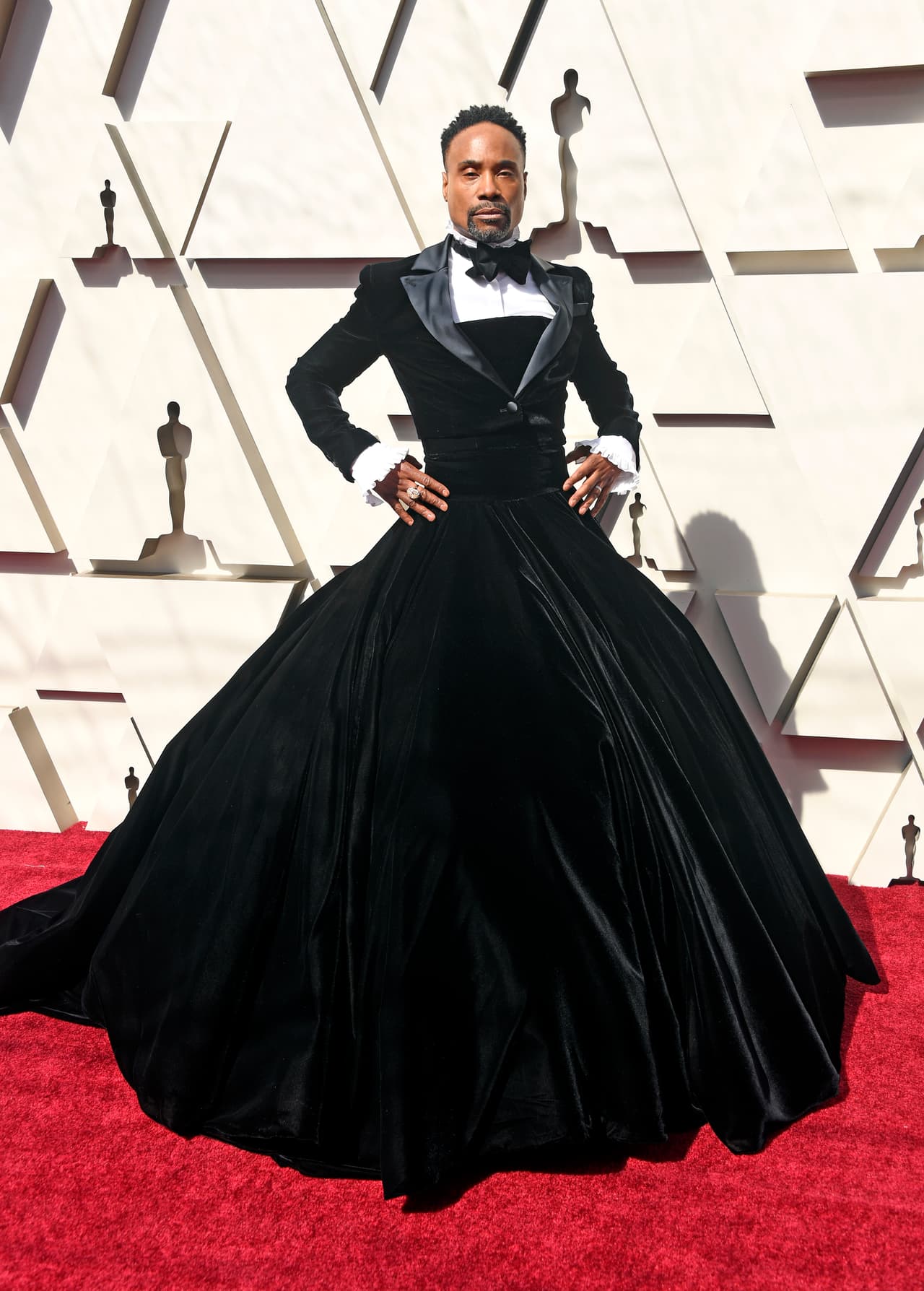 <b>Lo más extravagante: </b>El impresionante vestido de Billy Porter que desafió todos los estereotipos gracias a la creaeción en terciopelo negro y falda de cola.
