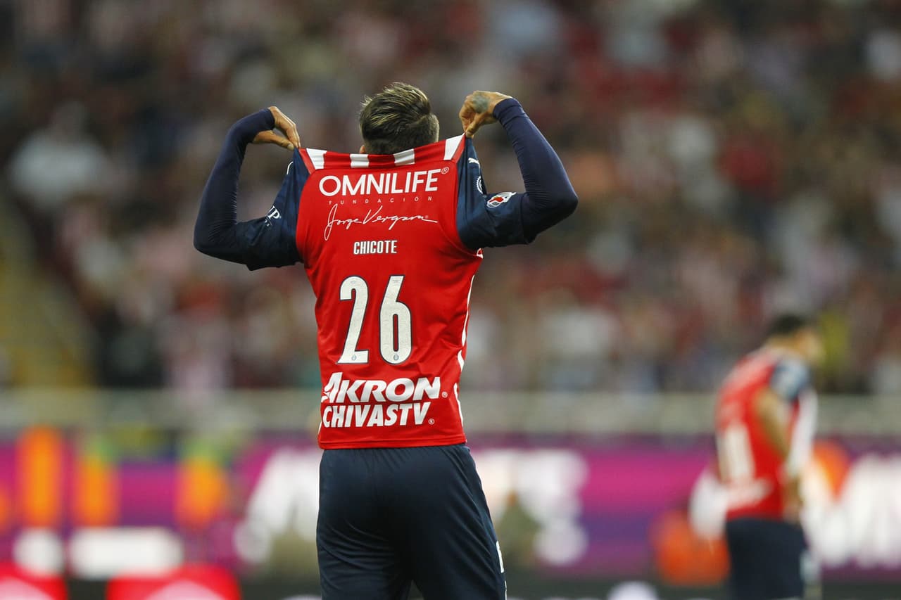 Chivas tardó 15 minutos en anotar el gol del descuento vía 'Chicote' Calderón, quien definió de media vuelta en un tiro de esquina para darle vida al Rebaño.
