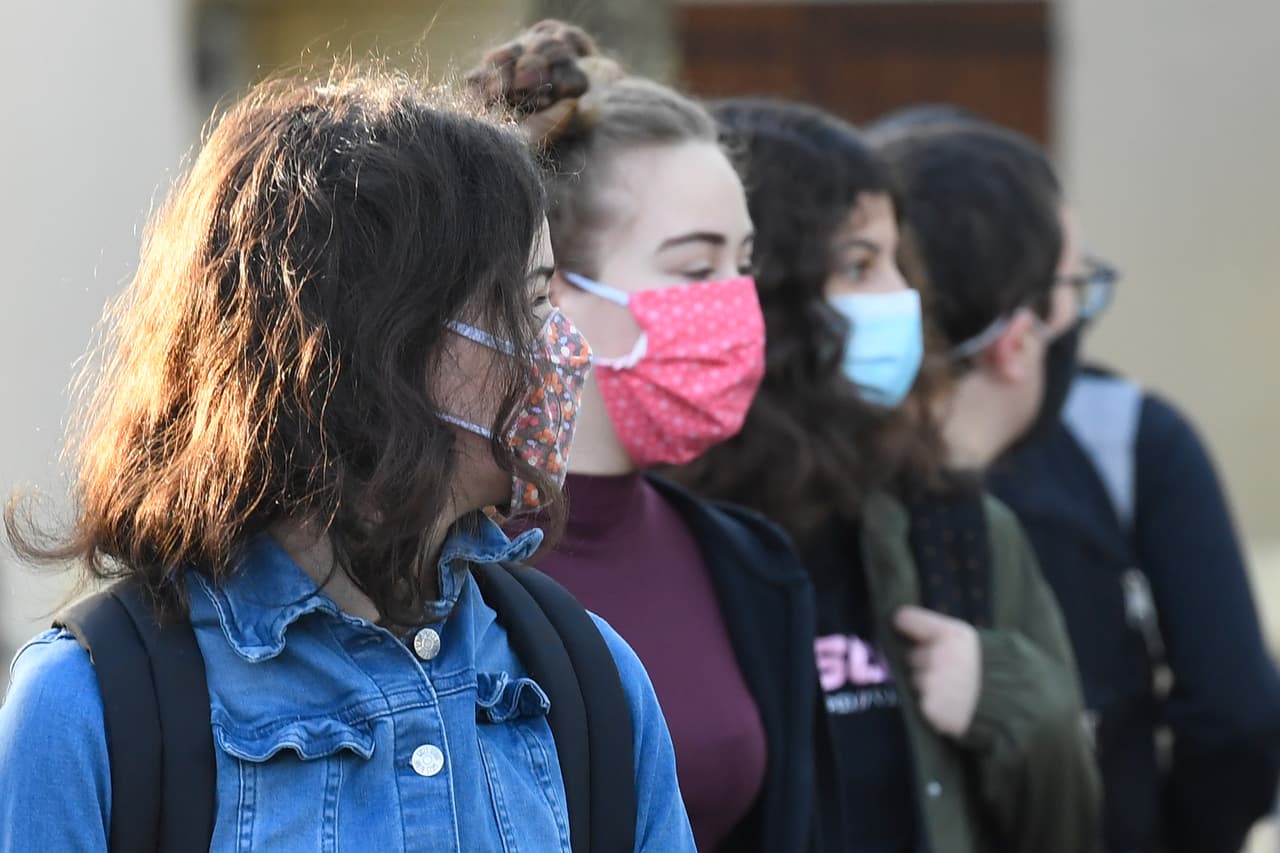 Maestros piden al gobernador de Texas que permita a las escuelas ordenar el uso de mascarillas
