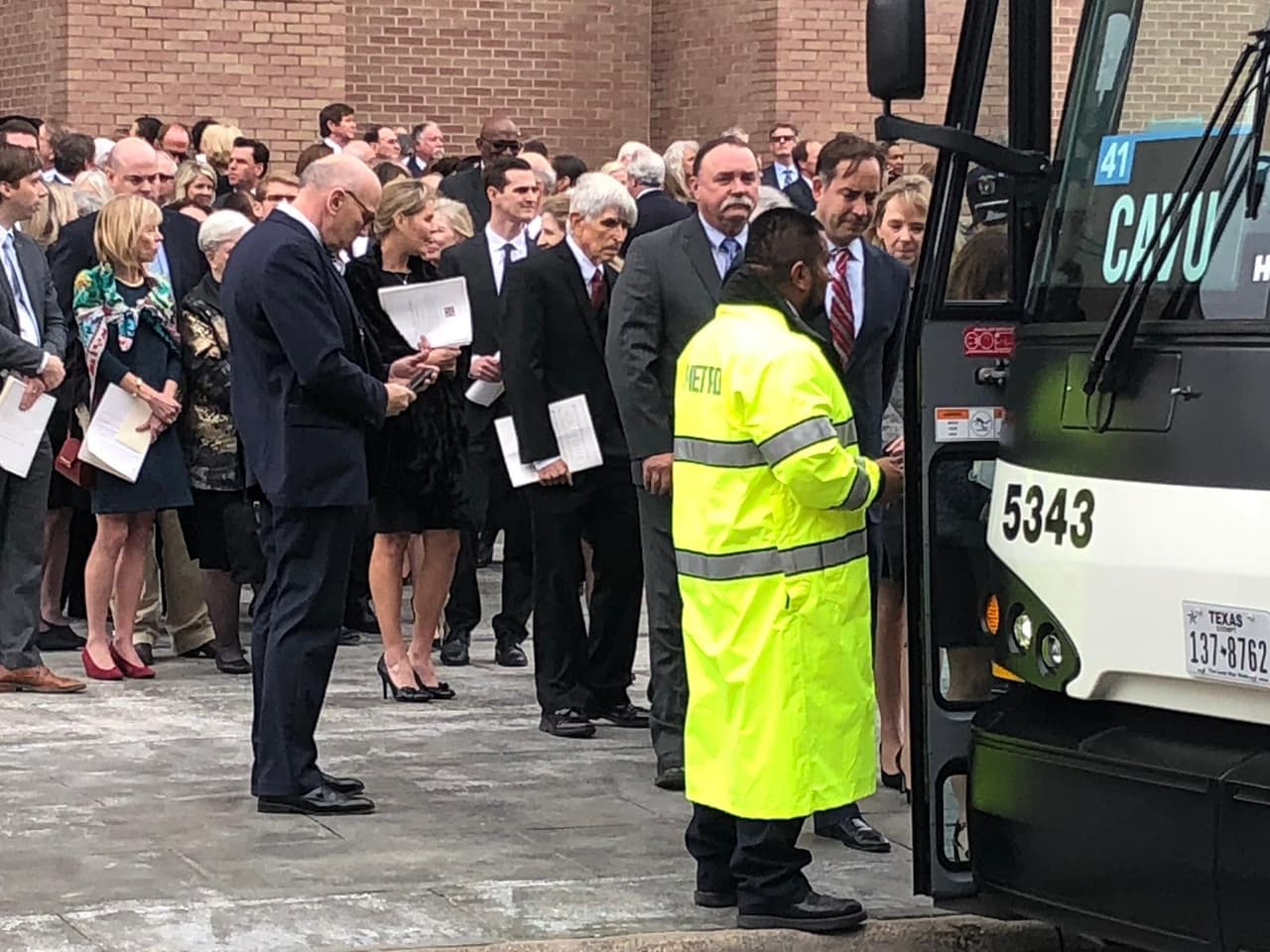 Debido a las medidas de seguridad en las inmediciones del templo, los invitados debieron pasar requisas y llegar al lugar en autobuses.