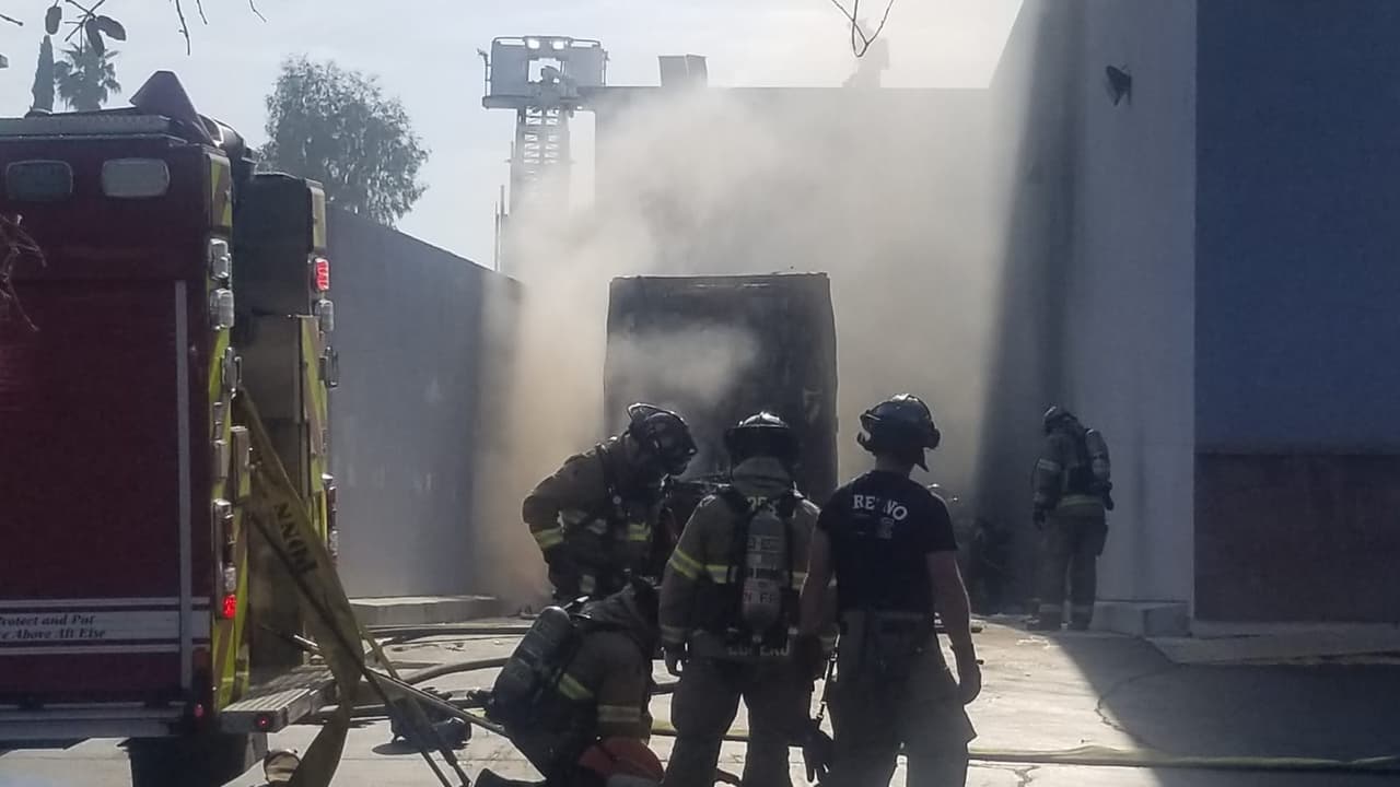 El Departamento de Bomberos informó que a pesar de que el fuego alcanzó el techo, los daños fueron menores.