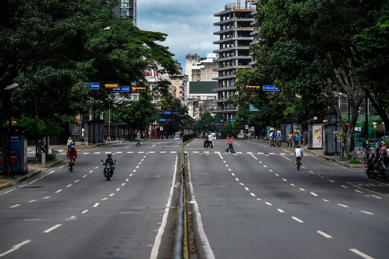 Venezuela atraviesa la peor crisis de su historia reciente. A la inflación de tres dígitos, recesión económica y escasez de alimentos y medicinas se suman más de 100 fallecidos en casi cuatro meses de enfrentamientos entre la fuerza pública y manifestantes que protestan contra el Gobierno de Maduro.