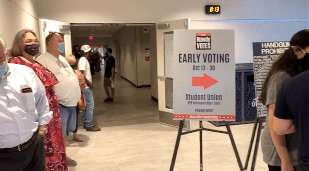 <b>¿Qué identificaciones sirven para votar?</b>
<br>
<ul>
<li style="box-sizing: border-box; margin-bottom: 10px;">Licencia para conducir emitida por el Departamento de Seguridad Pública de Texas.</li>
<li style="box-sizing: border-box; margin-bottom: 10px;">Certificado de identidad de Texas (DPS)</li>
<li style="box-sizing: border-box; margin-bottom: 10px;">Tarjeta de identidad de Texas (DPS)</li>
<li style="box-sizing: border-box; margin-bottom: 10px;">Licencia para llevar un arma en Texas (DPS)</li>
<li style="box-sizing: border-box; margin-bottom: 10px;">Tarjeta que indique servicio militar con fotografía.</li>
<li style="box-sizing: border-box; margin-bottom: 10px;">Certificado de nacionalidad con fotografía.</li>
<li style="box-sizing: border-box; margin-bottom: 10px;">Pasaporte estadounidense.</li>
</ul>