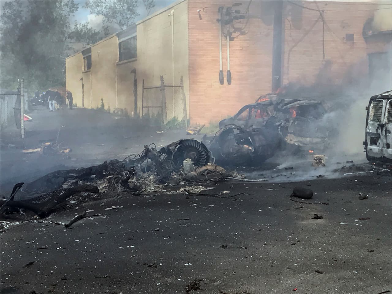 En esta imagen provista por la localidad de Carlstadt se ve el humo saliendo de la nave accidentada, que se hizo añicos al accidentarse.