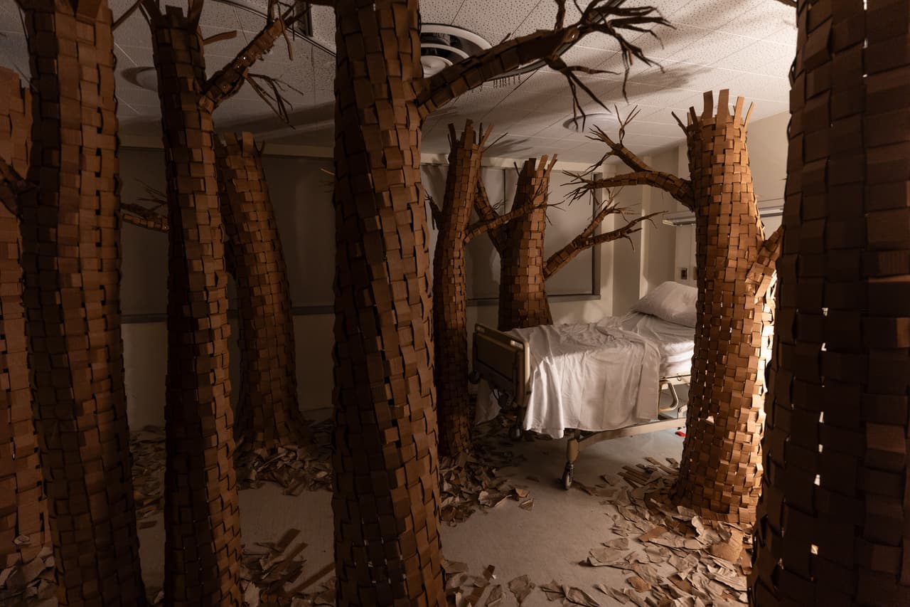 Una instalación de Greg Corbino se exhibe durante la exposición "Hospital de las Emociones" en un antiguo edificio hospitalario de Los Ángeles, el miércoles 22 de julio de 2026. (Foto AP/Jae C. Hong)