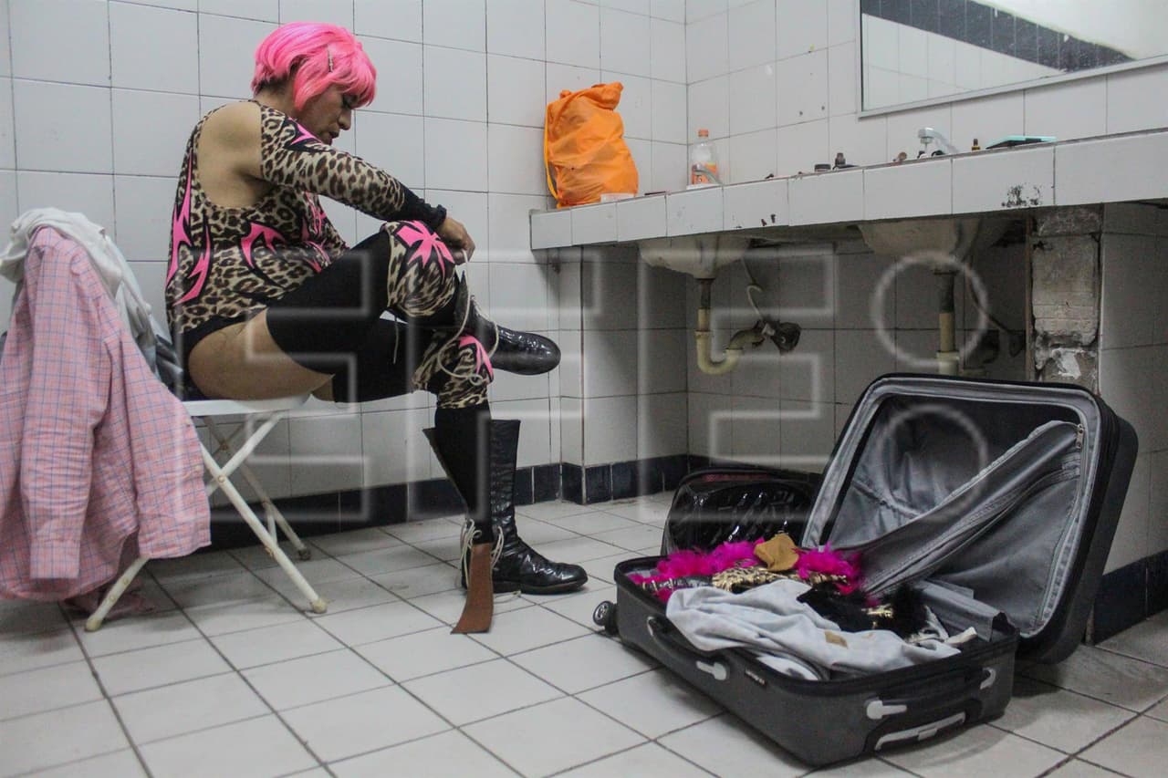 A Fernando le resulta curioso que la creencia sea que la lucha libre es “para cabrones”, pues
<b> él tuvo que aguantar las golpizas tanto dentro como afuera del ring debido a su orientación sexual. </b>
<br>
<br>Ruby Gardenia acepta que “en el proceso de transformación" hacia su personaje, "se deja atrás" todo: "Porque nos debemos al público, al arte y la cultura de la lucha libre, al espectáculo y a lo que la gente quiere ver”.
<br>
<br>