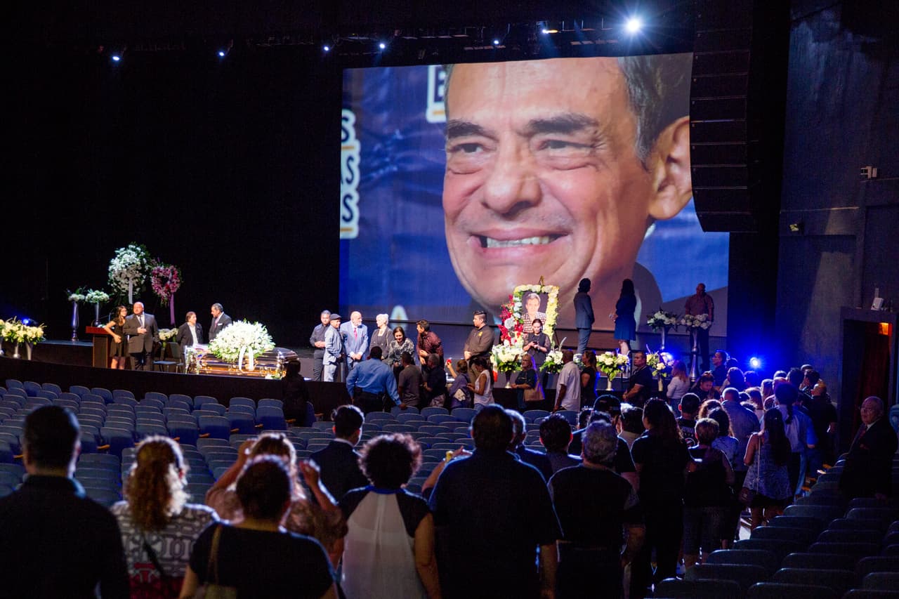 La fila para llegar al féretro de José José dentro del auditorio. Al fondo Sarita saludando a los que se acercaron.