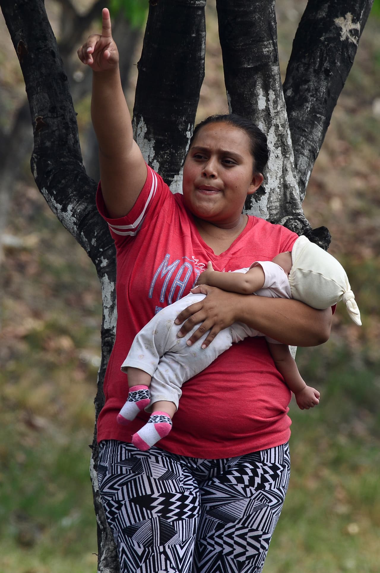 La hondureña Cintia Suyapa Zelaya, de 24 años, admite que incumple junto a su familia el toque de queda impuesto por el gobierno para frenar la propagación del nuevo coronavirus porque tienen que salir a pedir dinero para comer.
<br>
