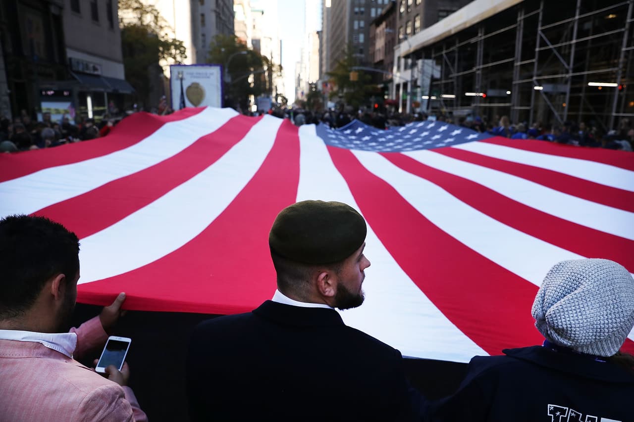 Una enorme bandera de los Estados Unidos protagonizó el inicio del desfile.
