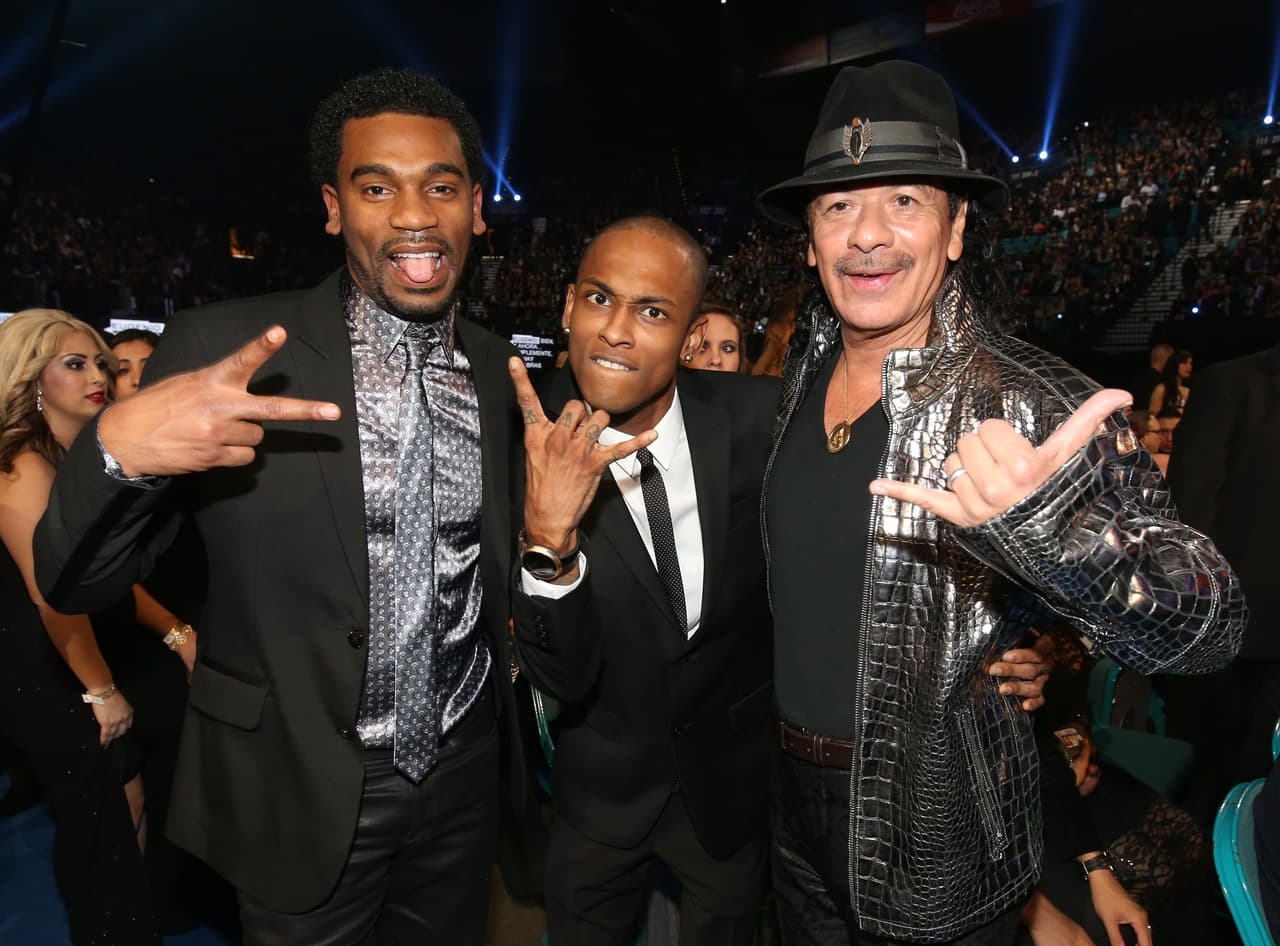 En 2014, Carlos Santana como todo un rockstar celebró con cada artista detrás del escenario.