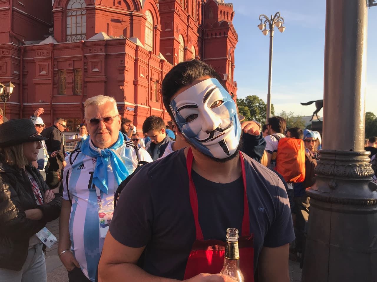 De nuevo se aparece nuestro amigo del antifaz, parece ser que le gustan las cámaras.