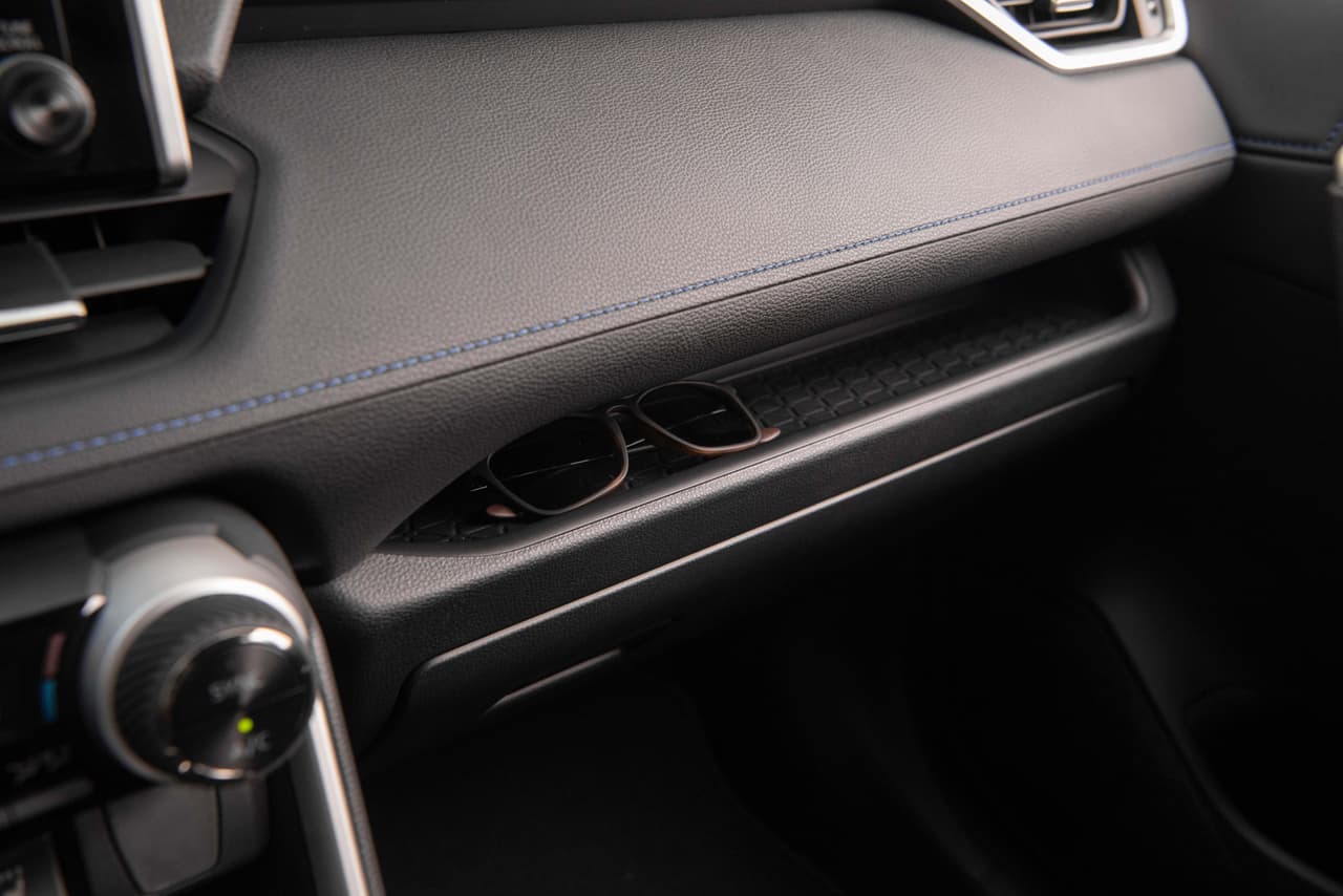 Los materiales interiores mejorados incluyen superficies más suaves al tacto y telas de mayor calidad.