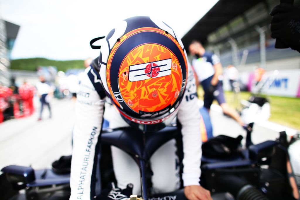 Max Verstappen se lleva el Gran Premio de Estiria en la Formula 1. El piloto neerlandés es número uno en el ranking de pilotos dejando muy atrás a Lewis Hamilton, quien quedó segundo; Bottas se queda con la tercera plaza. El mexicano Sergio Pérez no logra subir esta vez al podio, sin embargo sigue produciendo grandes resultados para Red Bull.