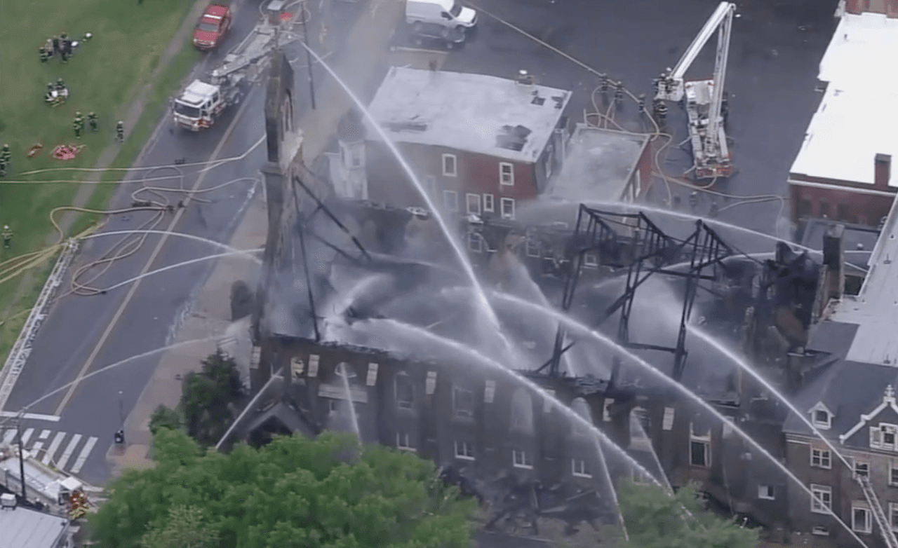 No se han reportado heridos, pero las llamas se extendieron a la antigua rectoría justo al lado, desplazando a la familia que vive allí.