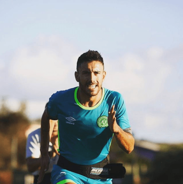 El lateral estaba conciente cuando fue encontrado y llevado a un Hispital donde fue operado de urgencia. A los 10 días ya podía hablar y caminar, aunque esto último con ayuda de enfermeras.