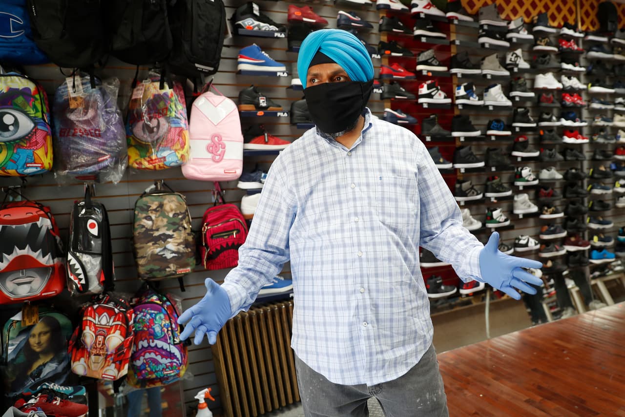 Multani Singh, propietario de las zapatillas de deporte J&M, reabre tras casi tres meses de cierre, el lunes 8 de junio de 2020, en Sunset Park, Brooklyn.