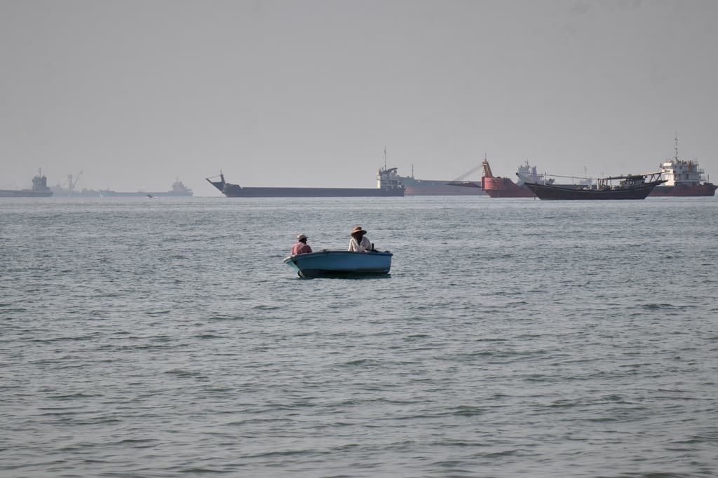 EEUU atacó un buque mercante que intentaba romper el bloqueo y llegar a Irán