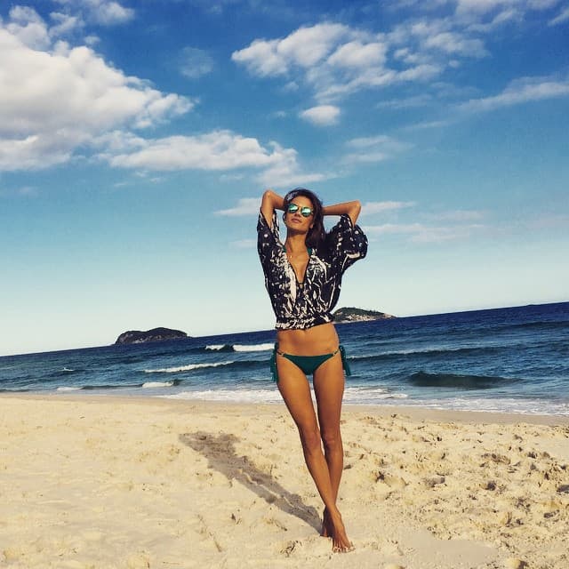 Alessandra está de vacaciones en Río de Janeiro.
