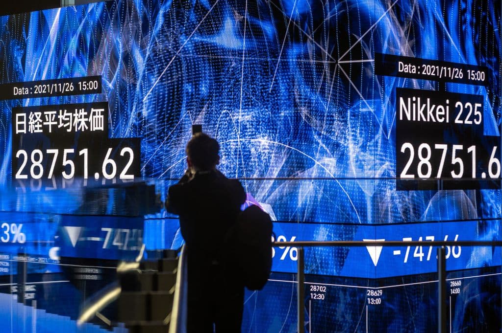 El índice Nikkei 225 de la Bolsa de Tokio registró pérdidas este viernes 26 de noviembre a causa de ómicron, la nueva cepa del covid-19.