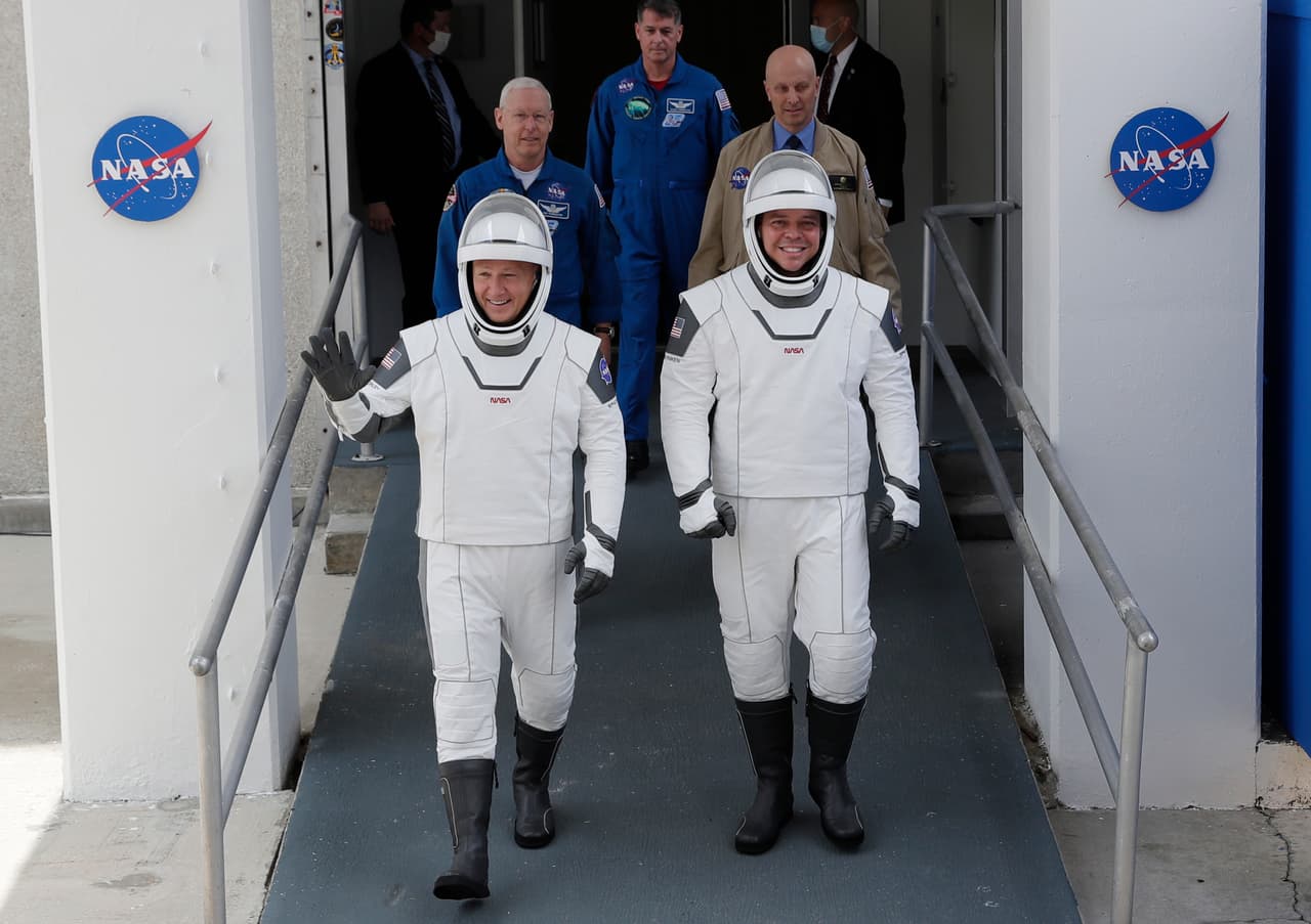 Los astronautas Douglas Hurley y Robert Behnken a su salida hacia el complejo de Lanzamiento del Centro Espacial Kennedy en Cabo Cañaveral, Florida. Un cohete de la empresa SpaceX
<a href="https://www.univision.com/noticias/medio-ambiente/historico-lanzamiento-de-la-nasa-las-claves-de-un-viaje-que-marca-un-antes-y-un-despues">llevará a dos estadounidenses al espacio en un proyecto conjunto con la NASA</a>, el primer lanzamiento de este tipo desde territorio estadounidense en casi una década.
<br>