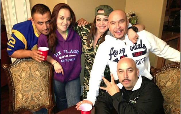 Los Rivera son una dinastía que ha hecho del drama una manera de vivir: Lupillo es estupendo y quiere mucho a sus hermanos, Juan, Peter y Rosie, Gustavo y la difunta Jenni, pero aunque tengan gritos y sombrerazos, no dejan de tener un vínculo estrecho y aunque no consigan llevarse bien entre ellos, siempre están pendientes uno del otro.