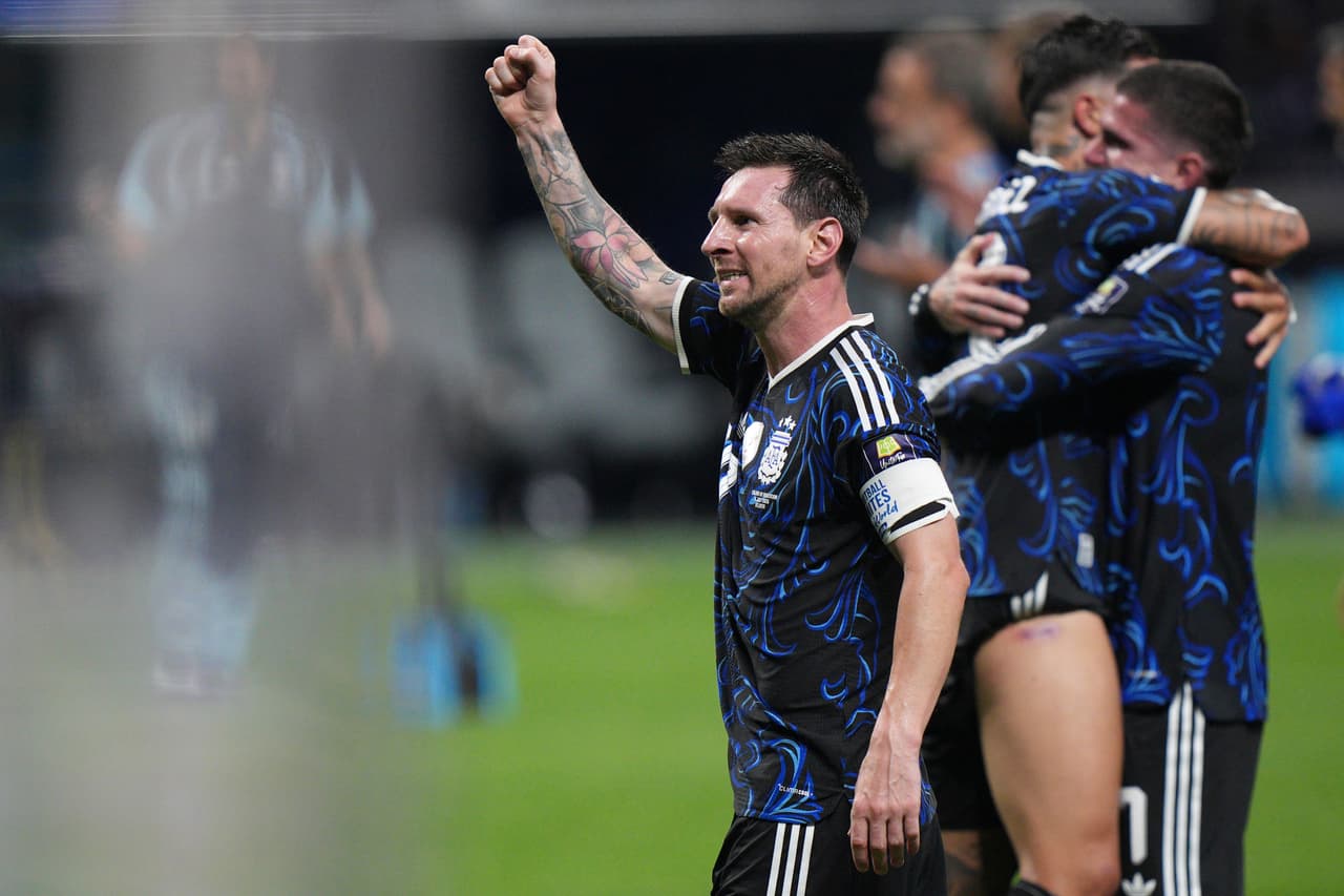 El astro argentino saluda a sus compatriotas de la tribuna.