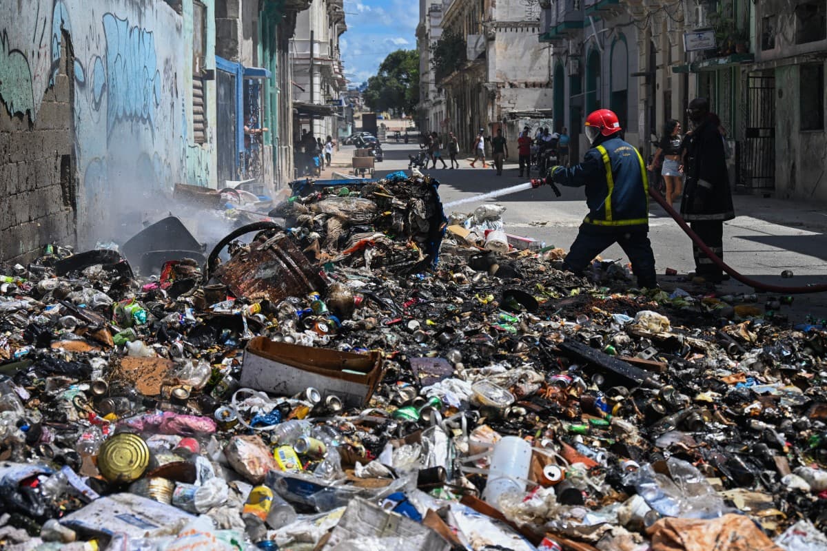 Los bomberos trabajan para extinguir un incendio en un vertedero de basura en La Habana, durante un apagón el 16 de marzo de 2026.