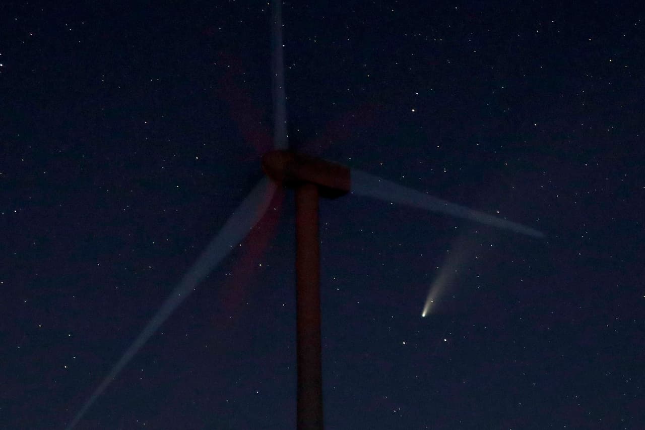 El astro detrás de una turbina eólica cerca de Waverly, Kansas, el 18 de julio. El fenómeno será visible hasta finales de julio, aunque irá perdiendo poco a poco la luminosidad a medida que se aleja del Sol.
<br>