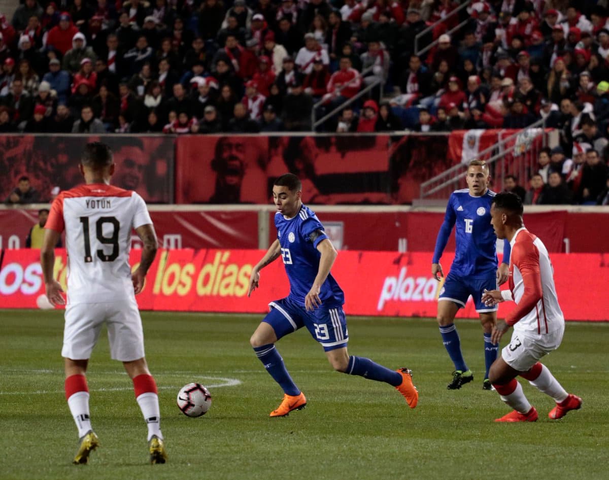 El delantero Miguel Almirón (centro) no tuvo claridad en el último cuarto de cancha para darle opciones de gol a la Albirroja, que esta vez vistió de azul.