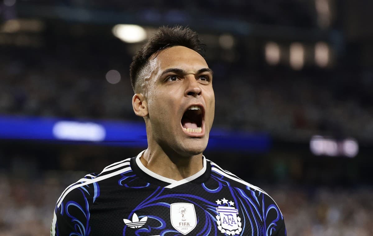 Lautaro Martínez celebra un gol anotado por Argentina.